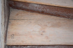 Durch Holzfraß zerstörte Treppenstufen